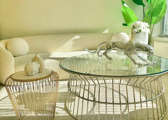 3 Bedroom - Near Station Апартаменты *